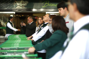 Marketing extremo: Jumbo regala televisor de 50 pulgadas si te tatúas un logo de la marca