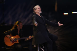 Miguel Bosé publica mensaje dedicado a quienes lo critican por perseguir a Bachelet: recibe miles de comentarios (hasta de Tere Marinovic)