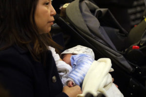 Dirección del Trabajo quita beneficio de transportes para que madres amamanten en su hogar acusando 