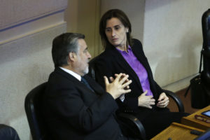 Cubillos sale a hablar del mérito y Guillier le recuerda los 350 alumnos de doctorado 