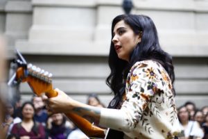 “Dar un concierto sin llorar...”: artistas de varios países envían sentidos mensajes a Mon Laferte tras asumir depresión