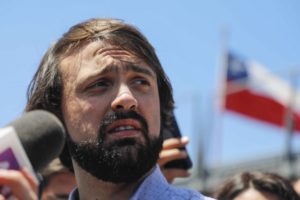 Sharp y gobernadora de Valparaíso protagonizan encendido round tuitero por vendedores ambulantes