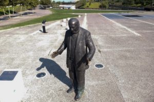Qué harán con la estatua de Renato Poblete tras retirarla del Parque Fluvial