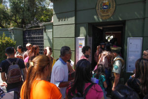 Venezolanos llegaron a la embajada en Santiago en medio de manifestaciones