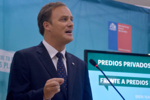 Bienes Nacionales acudirá a Fiscalía por empresario que negó acceso a playa en Pichilemu