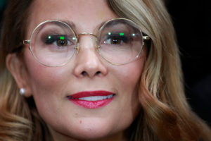 Contraloría en alerta: foto de Cathy Barriga promocionando crema anti arrugas podría sacarle canas verdes