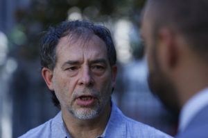 Guido Girardi acusa que el fin de las bolsas plásticas 