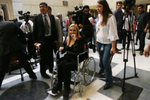 VIDEO | Cámara en el Congreso captó el momento preciso de la caída que dejó a Pamela Jiles con fractura de tibia y peroné