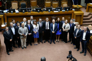 Senado homenajeó a científicos chilenos que registraron el primer agujero negro