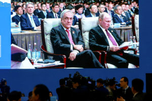 Piñera y Putin coinciden en foro en Beijing: conversaron sobre Corea del Norte, APEC y COP25