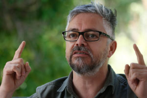 Teletón suspende firma de libros de Baradit tras funa tuitera y el escritor hace sus descargos