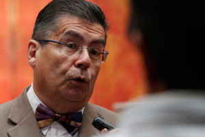 Ex rector U. Chile comparte y viraliza mensaje de líder neonazi para criticar a alumnos de arquitectura que piden menos carga académica