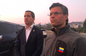 Guaidó llama a militares a levantarse contra Maduro desde inmediación de base aérea y da inicio a la parte final de la 