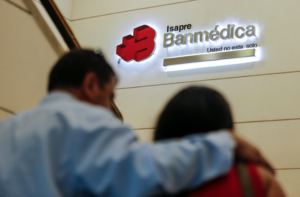 Isapres que recibieron más reclamos son las que subirán más sus precios