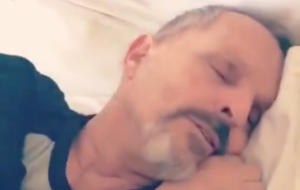 VIDEO | Miguel Bosé no para: Ahora tiene pesadillas con Bachelet