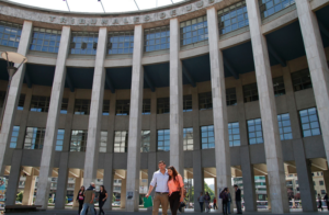 Condenan a Tricot a pagar 15 millones a clienta que sufrió accidente en escalera