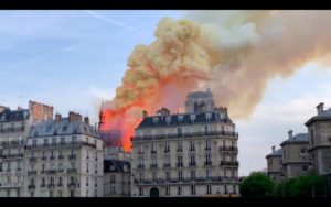 VIDEO | Impactante momento en que la torre de aguja de Notre Dame colapsa por incendio