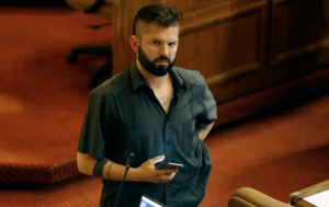 Diputado Boric sale a cuestionar “inconsistencias” del viaje de Piñera con sus retoños a China y Kast le recuerda lo que hizo en París