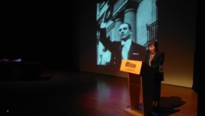 Carmen Frei donó al Museo de la Memoria bandera que cubrió féretro de su padre
