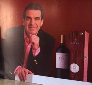 La explicación de la foto viral del vino Frei que se vende en China por casi 900 mil pesos chilenos