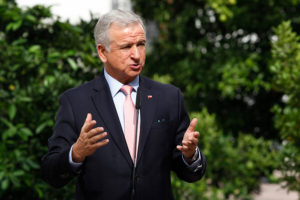 Hacienda anuncia fin del predominio de Transbank en el mercado de las tarjetas