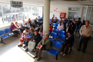 Proyecto propone que médicos que estudiaron con beneficios estatales atiendan por Fonasa