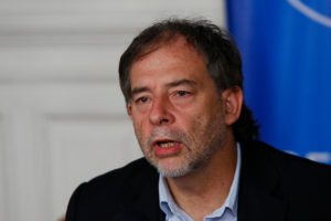 Girardi pidió a Contraloría que rechace llegada de salmoneras a Cabo de Hornos