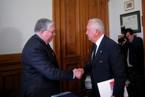 Coronel (r) Ojeda se disculpó con Lamberto Cisternas por interrumpir vocería