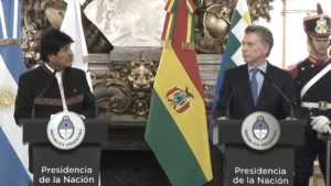 Mauricio Macri ofrece aviones militares a Bolivia a cambio de gas