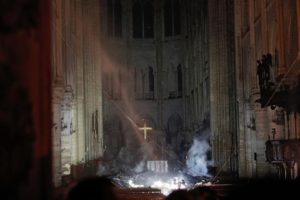 Bomberos anuncian que incendio de catedral de Notre Dame 