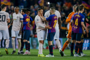 En España resaltaron ovación del Camp Nou a un Alexis Sánchez que sufrió chascarro