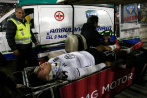 Gabriel Suazo terminó en el hospital tras dura patada en la cabeza