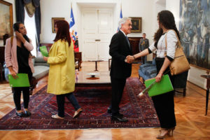Presidenta del PH explica por qué no quiso saludar con un beso a Piñera en reunión del Frente Amplio