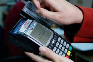 Comenzó trabajo de Hacienda con bancos para terminar monopolio de Transbank