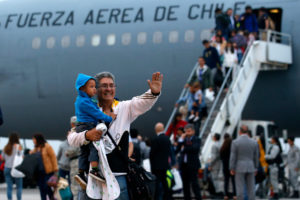 Más de 150 chilenos que vivían en Venezuela retornaron al país en avión FACh