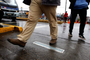 Diez años de cárcel a reincidente que asaltó a conductora en semáforo y le robó cartera