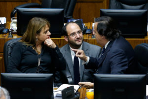 Senadores UDI presentan moción para acusar constitucionalmente a fiscales