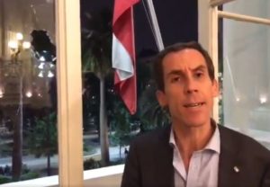 VIDEO | Alcalde de Santiago denunció que comerciantes ilegales atacaron el edificio municipal