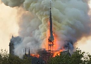 VIDEO | Incendio consume la catedral de Notre Dame en París
