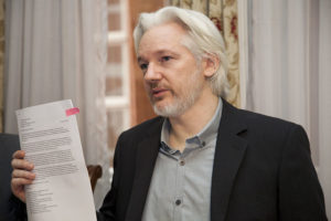 Presidente de Ecuador asegura que Julian Assange quería convertir embajada en un 