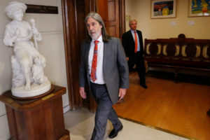 Gobierno insta a senador Letelier a 