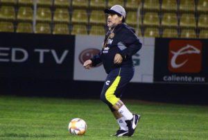 Maradona fue multado por dedicar el triunfo de su equipo a Nicolás Maduro