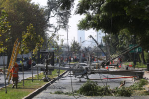 Estiman 10 horas sin luz: camión derribó nueve postes en sector oriente de Santiago
