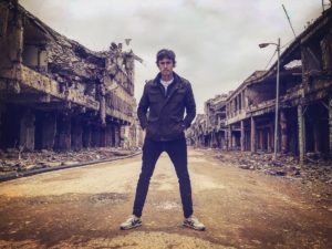 Roberto Cox recibió duras críticas por posar en un lugar destruido por la guerra en Mosul