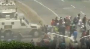 VIDEO | Cámaras captan cómo tanqueta de la Guardia Nacional de Venezuela atropelló a manifestantes