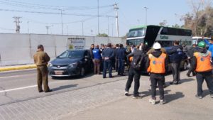 Protesta de taxistas bloquea acceso al Aeropuerto de Santiago