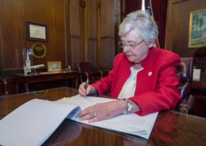 Alabama firma ley antiborto con penas que llegan a los 99 años de prisión