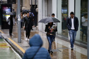 Sistema frontal ya se instaló en la zona central: expertos estiman las horas y la cantidad de lluvia que caerá en la jornada