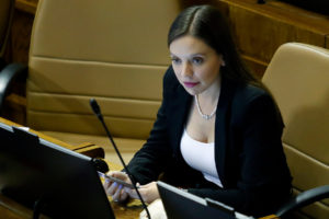 Diputada Mix dice que alza en la luz “nos golpea el bolsillo” y Camila Flores la trata de patuda: “Tu tienes una dieta parlamentaria”