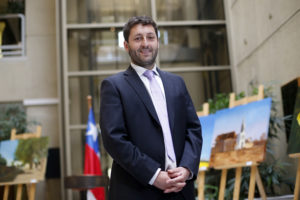 Diputado Coloma defiende que carabinera golpeara en el rostro a fotógrafa detenida fuera del Instituto Nacional: ola de comentarios